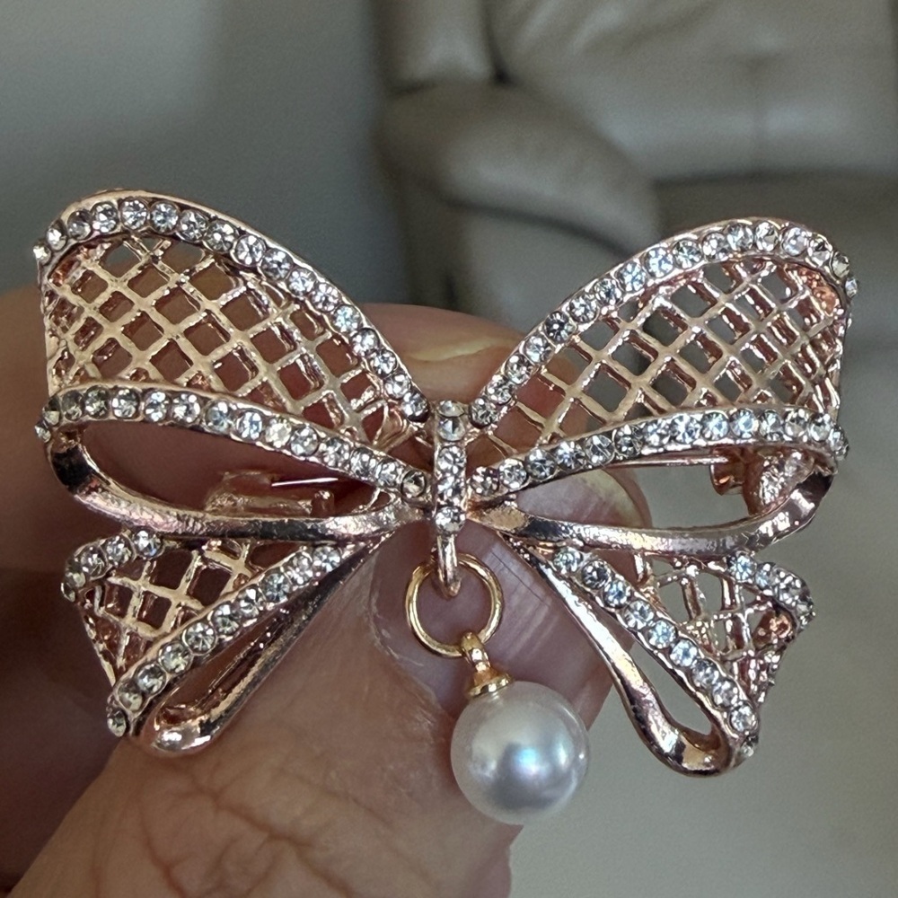 Elegant Bow Design Rose Gold and Silver Pearl Pendant.